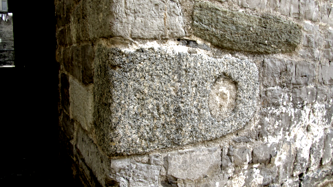 Fig. D: Una delle pietre forse originariamente utilizzate come sostegni di un maglio idraulico