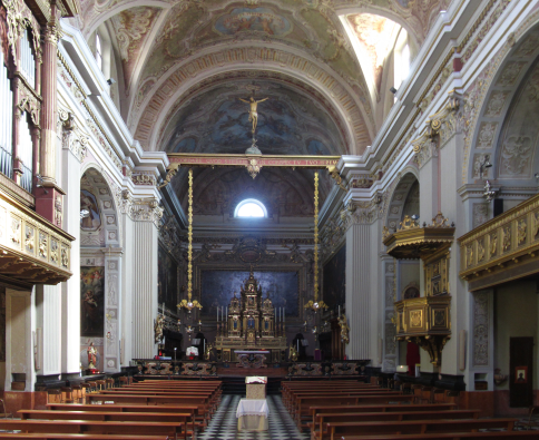 Fig. I: Interno dell'attuale chiesa di S. Lorenzo, edificata all'inizio del 1600 e decorata in stile Barocco (la sua Consacrazione risale al 13 giugno 1613)